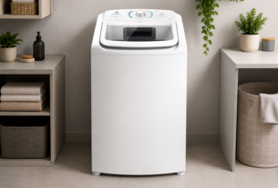 Máquina de Lavar Electrolux 11kg Branca Essential Care LES11 com abertura superior, tampa de vidro e painel seletor de programas na interface de vendas da Amazon.