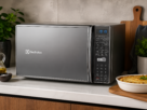 Micro-ondas Electrolux 27L Inox Espelhado MS37R exibindo a frente reflexiva espelhada e o painel digital numérico na interface da loja Amazon com avaliações positivas de clientes.