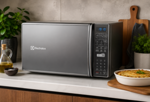 Micro-ondas Electrolux 27L Inox Espelhado MS37R exibindo a frente reflexiva espelhada e o painel digital numérico na interface da loja Amazon com avaliações positivas de clientes.