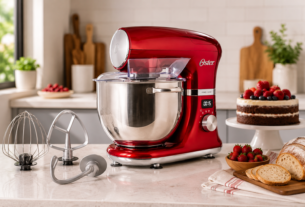 Visão detalhada da Oster Batedeira Planetária Digital vermelha com bowl de inox de 5 litros, destacando o display eletrônico e painel de controle lateral.